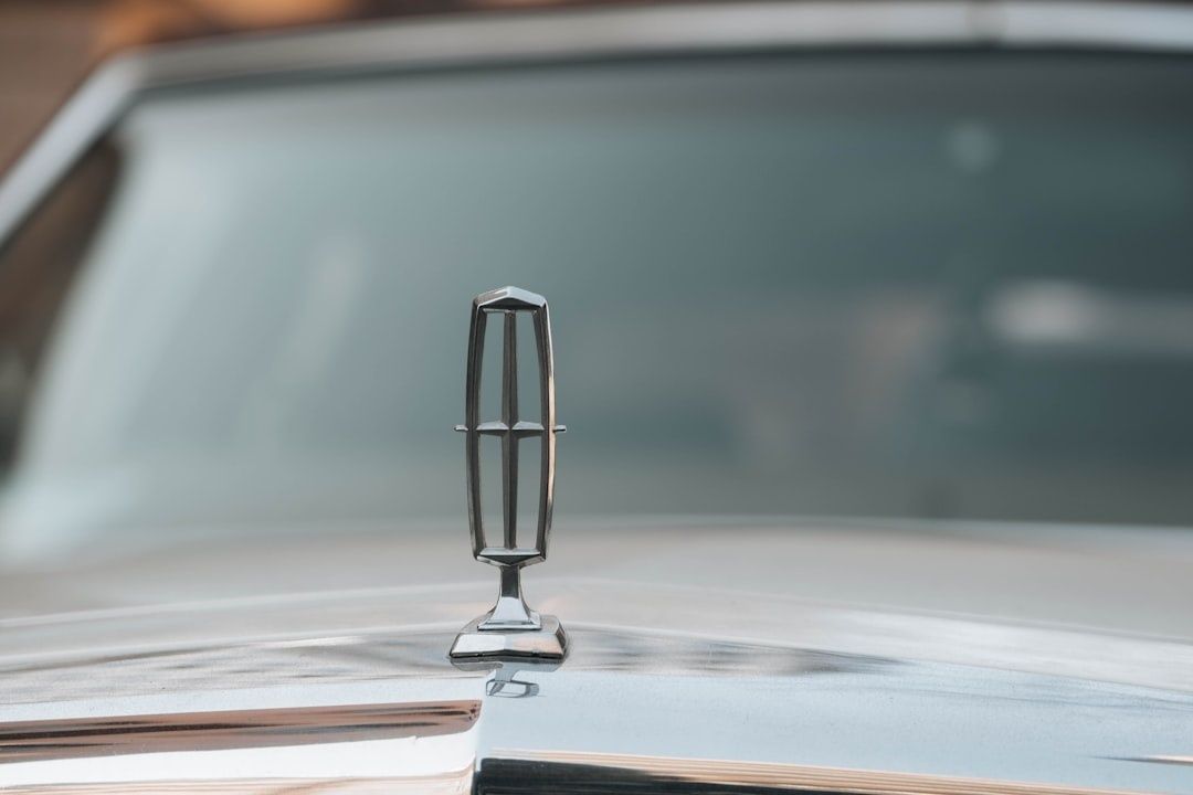 Kromad antennprydnad på motorhuven till en äldre bil